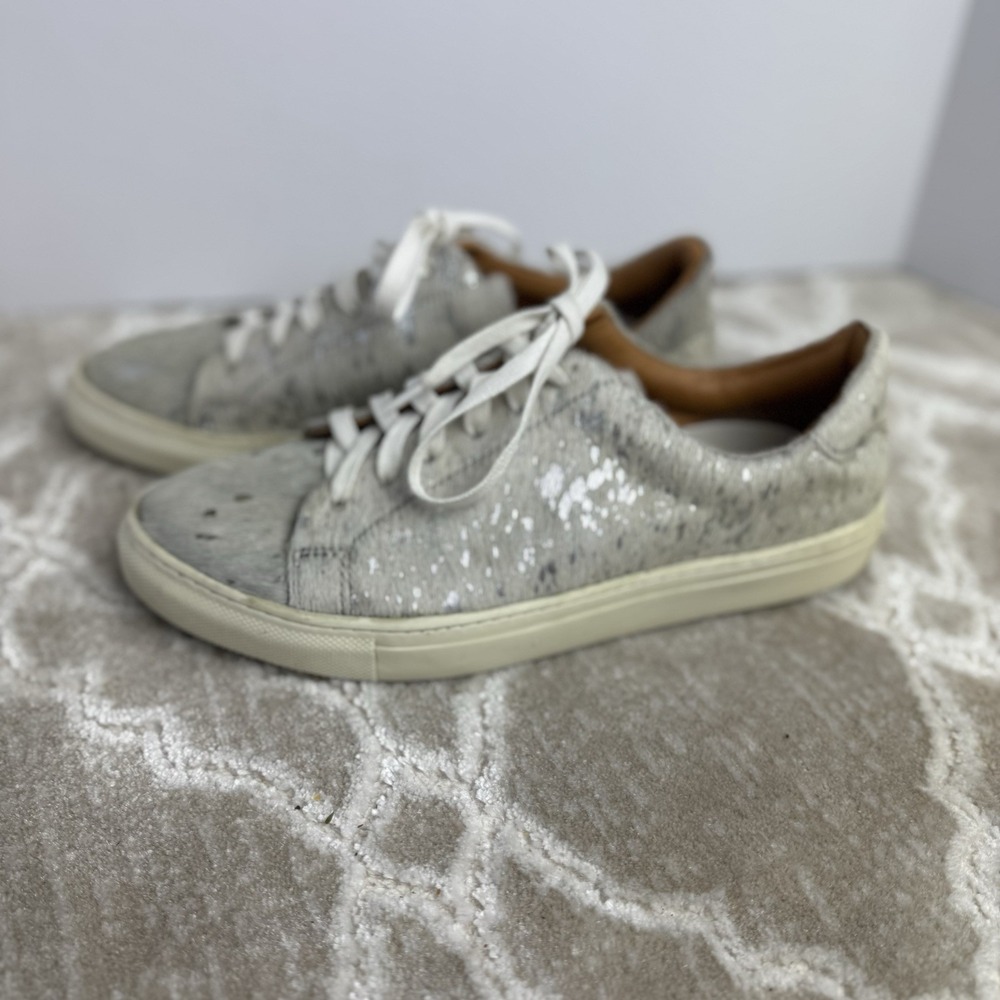 DIBA TRUE "GIZZMO" WHITE/SILVER CALF HAIR TENNIS SHOES SIZE 10 Good Condition